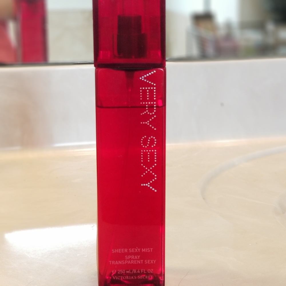 Victoria's Secret Very Sexy sheer mist spray
